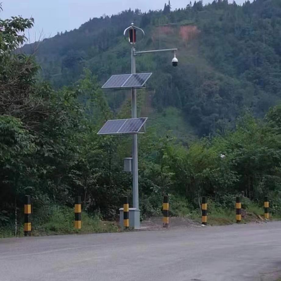 临沧福保路段太阳能监控路灯项目安装